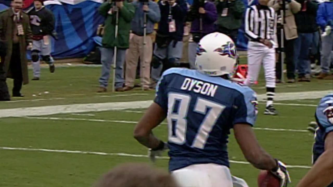 Tennessee Titans receiver Kevin Dyson (87) catches a 28-yard touchdown pass  against Cincinnati Bengals defender