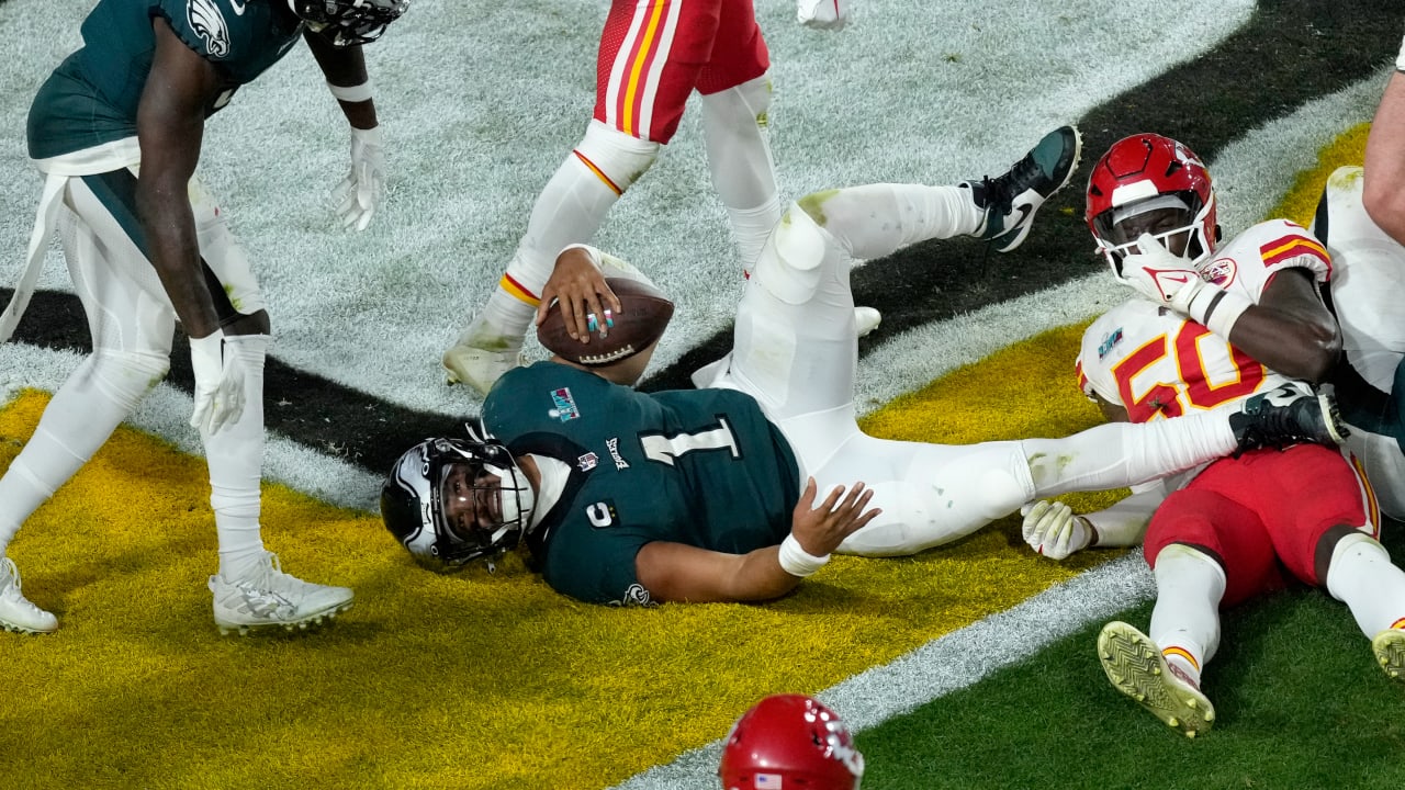 Jalen Hurts' second quarterback sneak for a TD gives the Eagles a