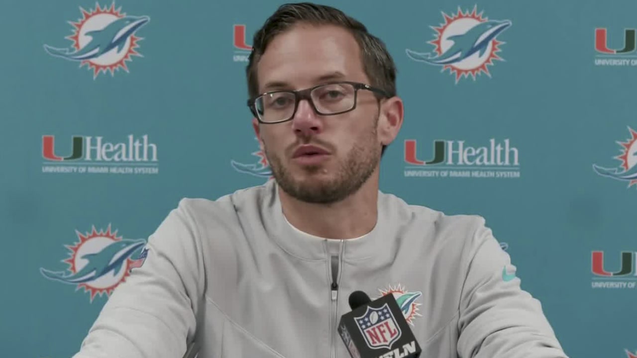 Miami Dolphins head coach Mike McDaniel, left, talks with tight