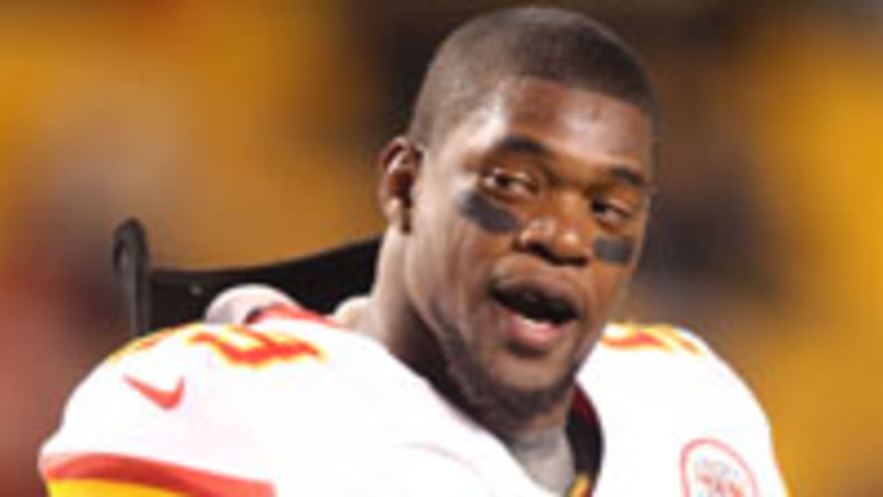 Police: Kansas City Chiefs player Jovan Belcher kills girlfriend