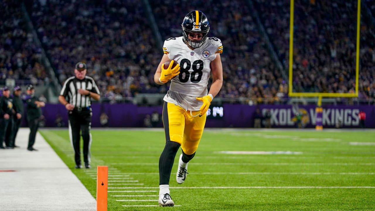 Watch Steelers tight end Pat Freiermuth make acrobatic 2-yard