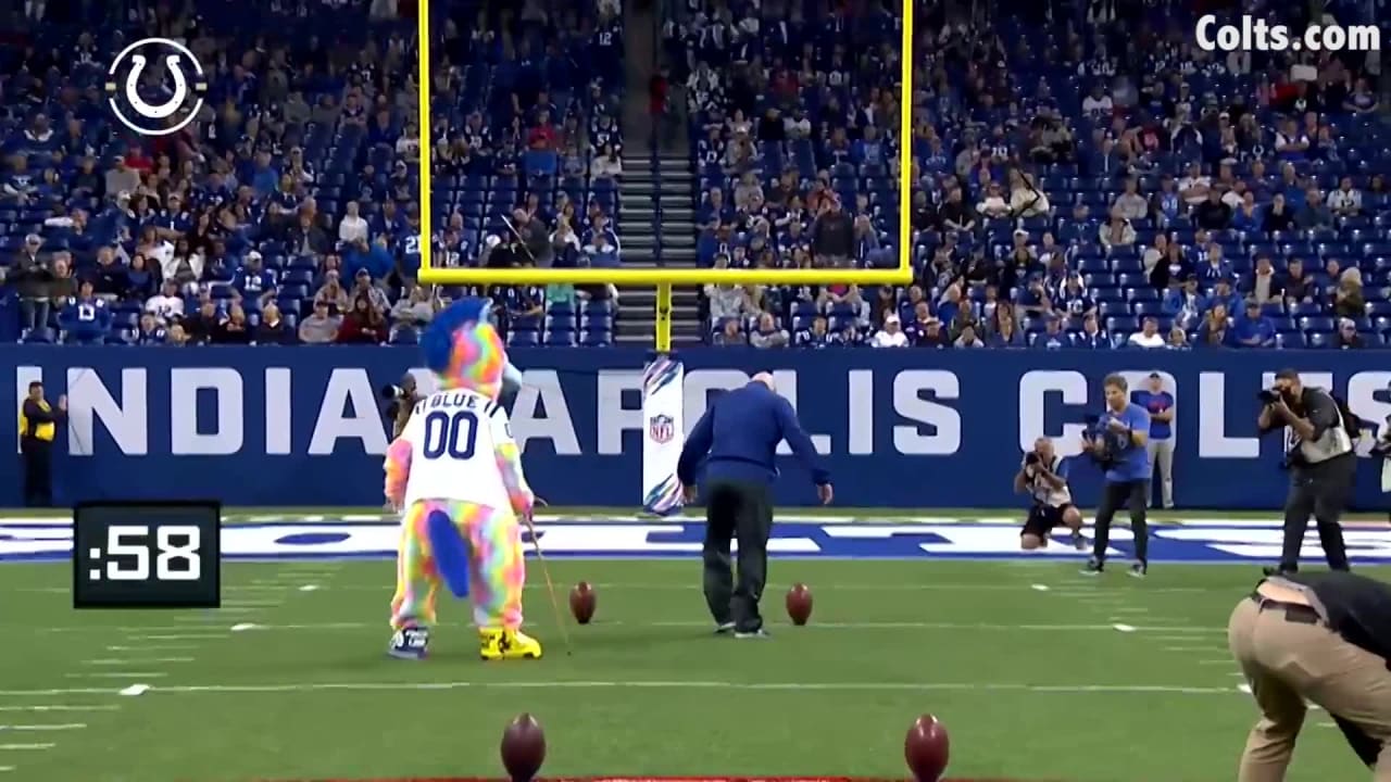 Watch 'old man' Pat McAfee boot field goals before Colts game