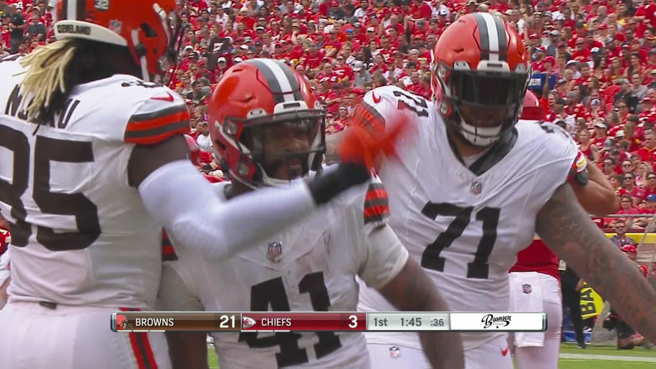 Cleveland Browns running back John Kelly pushes in 2-yard TD