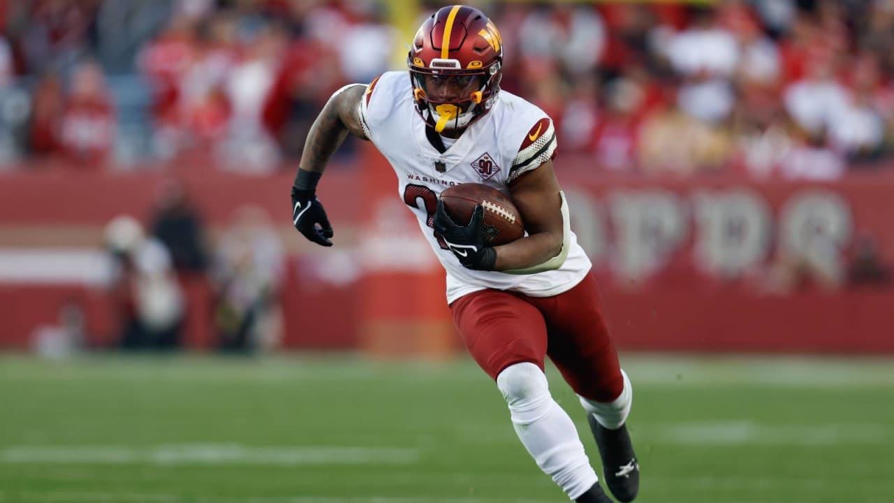 Washington Commanders running back Antonio Gibson (24) runs against the New  York Giants during an NFL football game Sunday, Dec. 4, 2022, in East  Rutherford, N.J. (AP Photo/Adam Hunger Stock Photo - Alamy