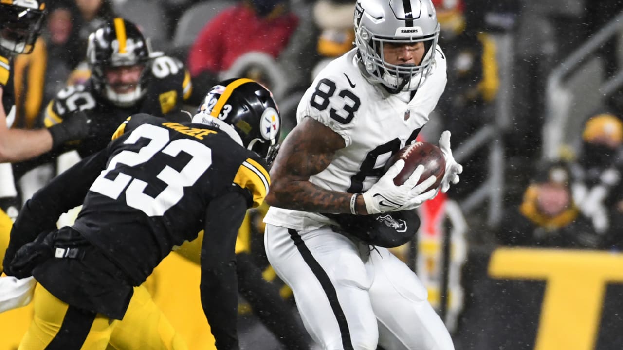 Las Vegas Raiders tight end Darren Waller (83) runs the ball against the Tampa  Bay Buccaneers i …