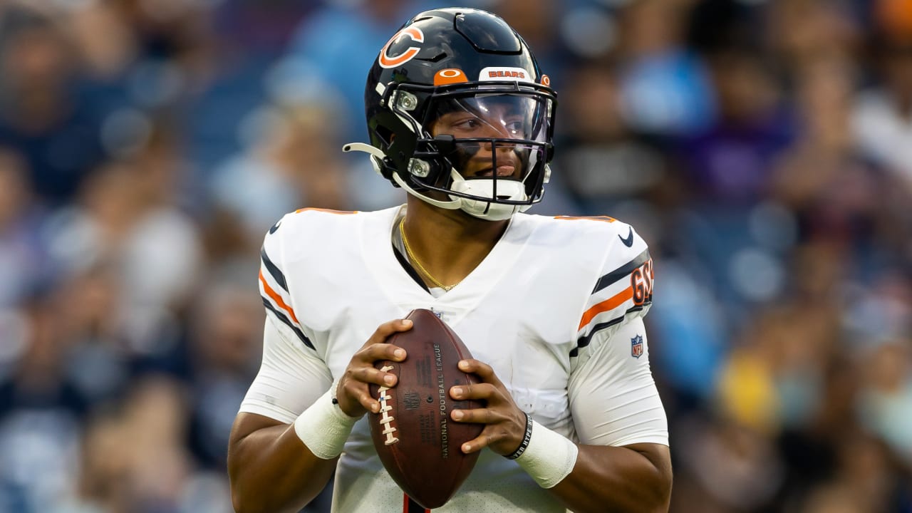 Can't-Miss Play: Chicago Bears quarterback Justin Fields escapes pressure  to throw FOURTH TD pass of game