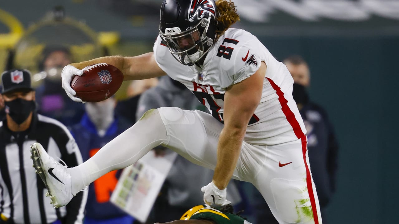 Atlanta Falcons TE Hayden Hurst punctuates 14-yard catch with BIG hurdle