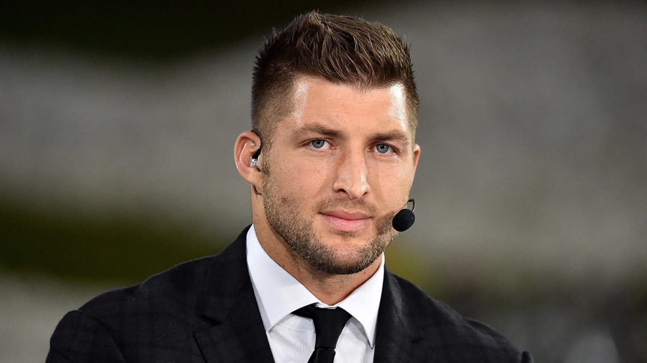 Tim Tebow Helps Passengers During On-Flight Medical Emergency