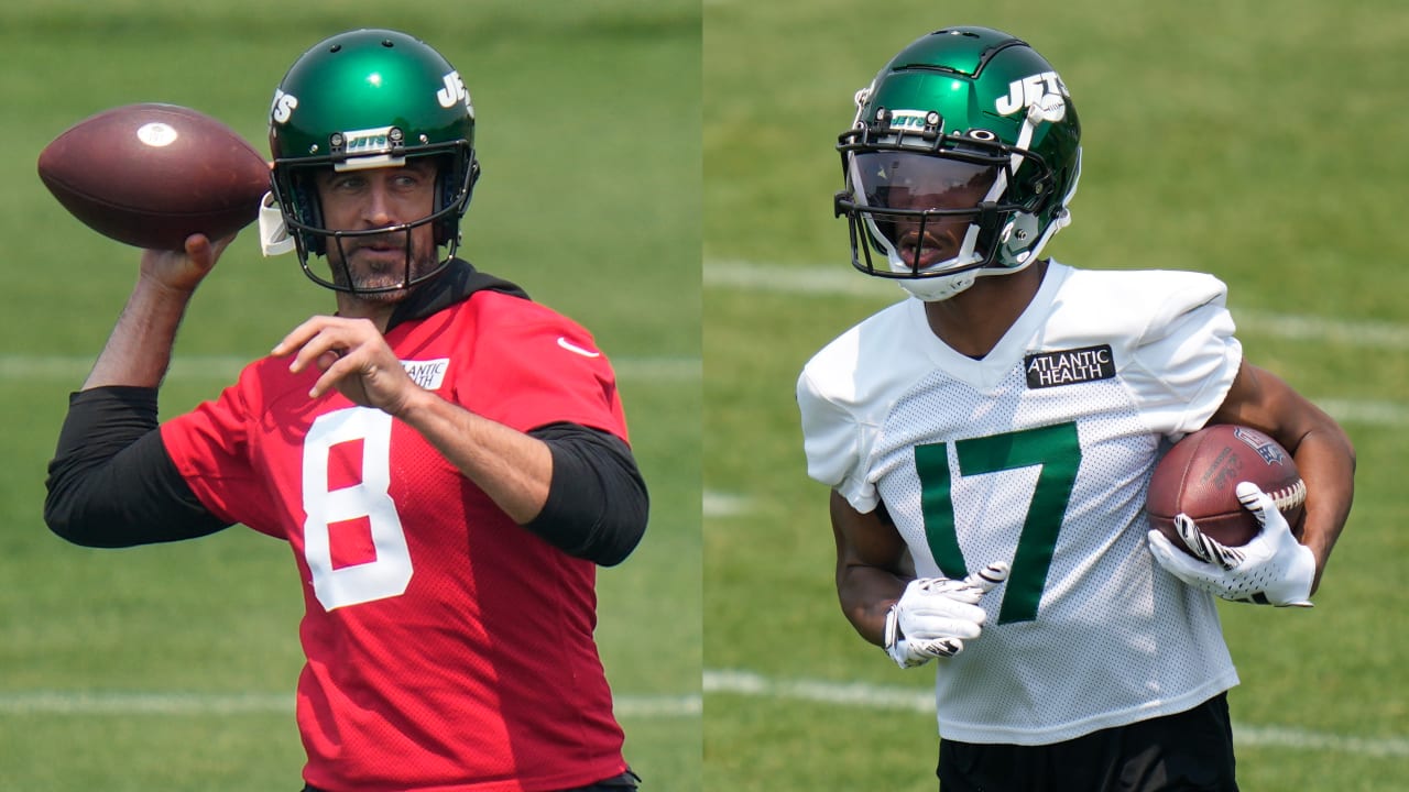 Method Man Swaps Jerseys With Aaron Rogers At NY Jets Training Camp