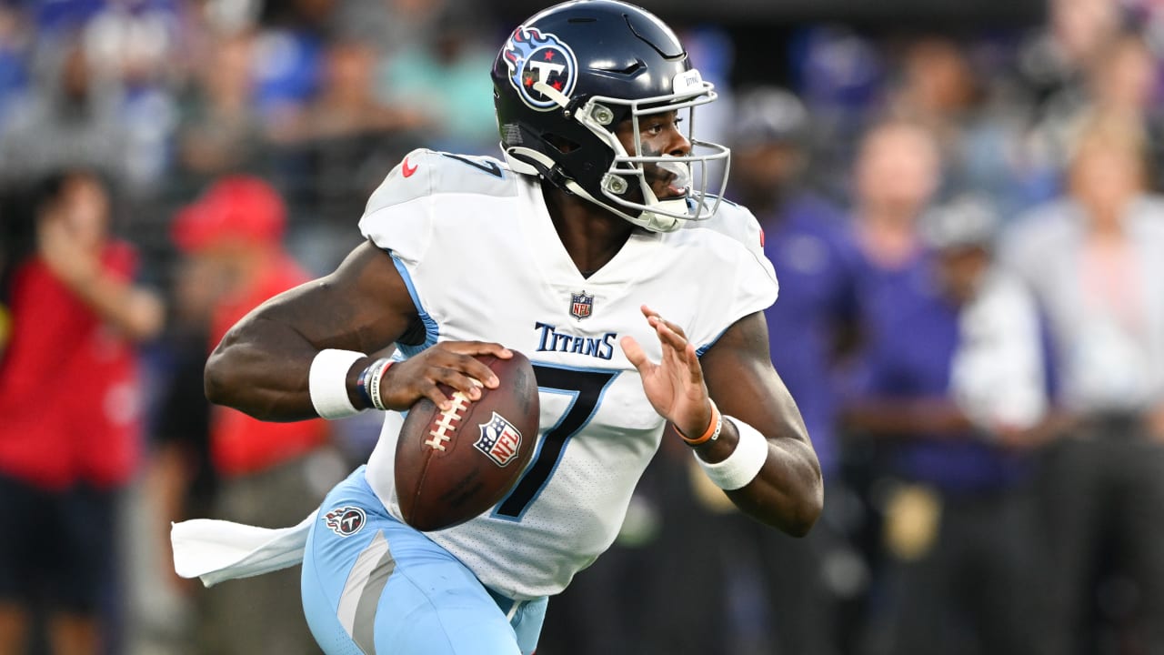 INGLEWOOD, CA - DECEMBER 18: Tennessee Titans quarterback Malik Willis (7)  drops back to pass before the NFL regular season game between the Tennessee  Titans and the Los Angeles Chargers on December