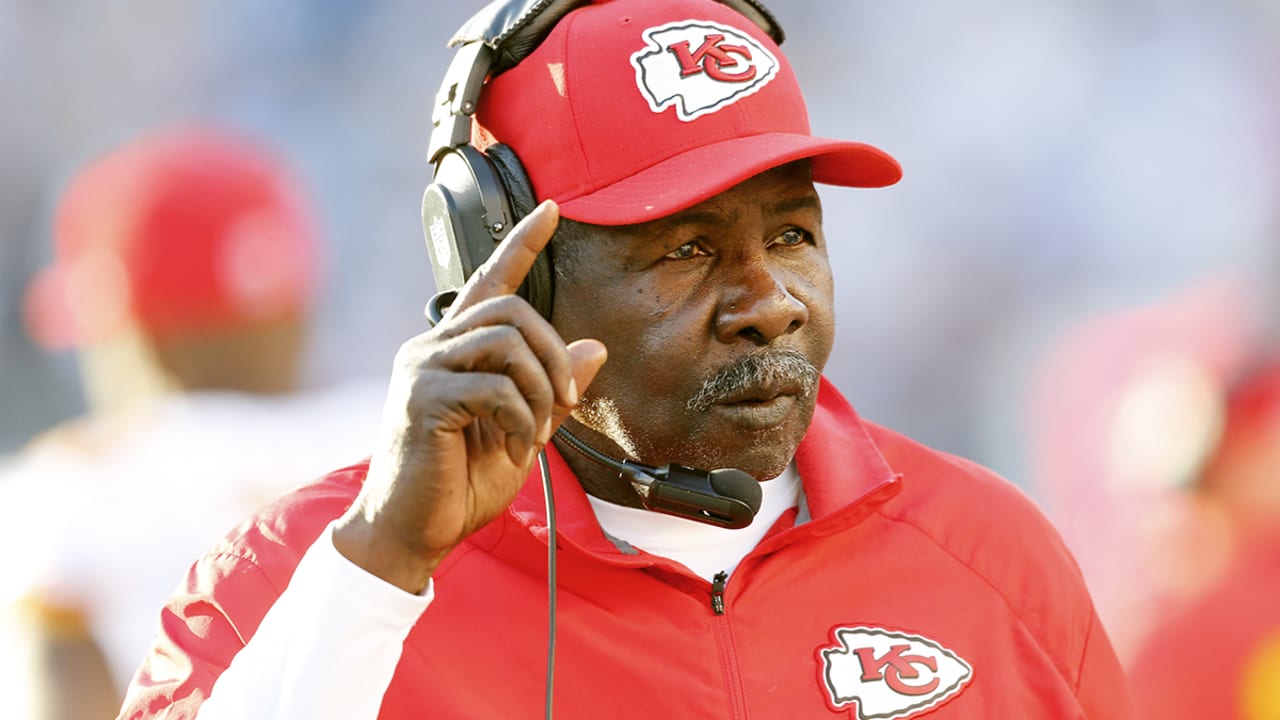 Kansas City Chiefs defensive backs coach Emmitt Thomas shares a laugh with  players during an NFL football training camp practice Tuesday, Aug. 18,  2015, in St. Joseph, Mo. (Andrew Carpenean/The St. Joseph