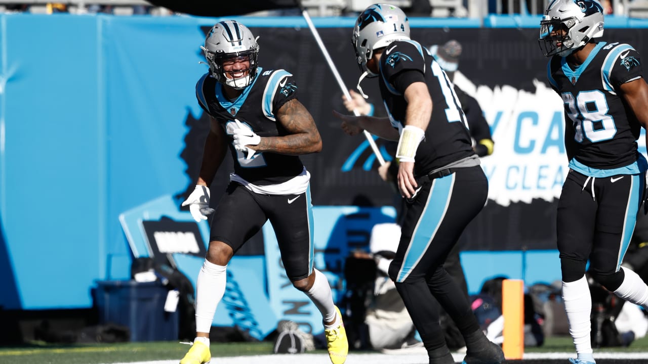 DJ Moore slips through tackles en route to 40-yard catch and run