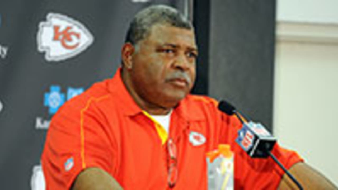 Chiefs' Crennel removes himself as D-coordinator - Sports Illustrated