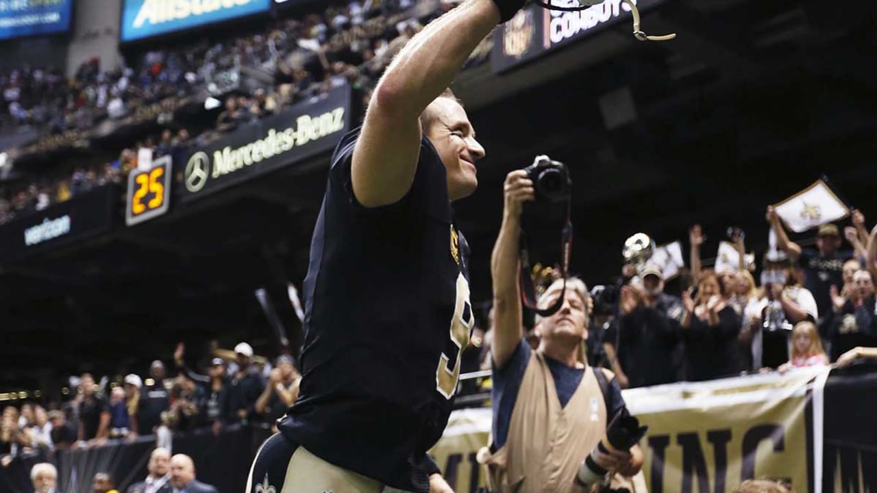 Brees, Saints rout sinking Eagles