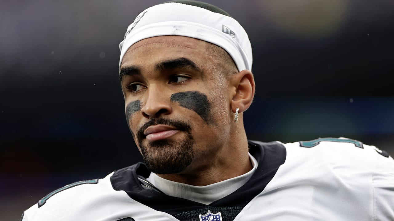 Eagles QB Jalen Hurts has right shoulder sprain, status in doubt for