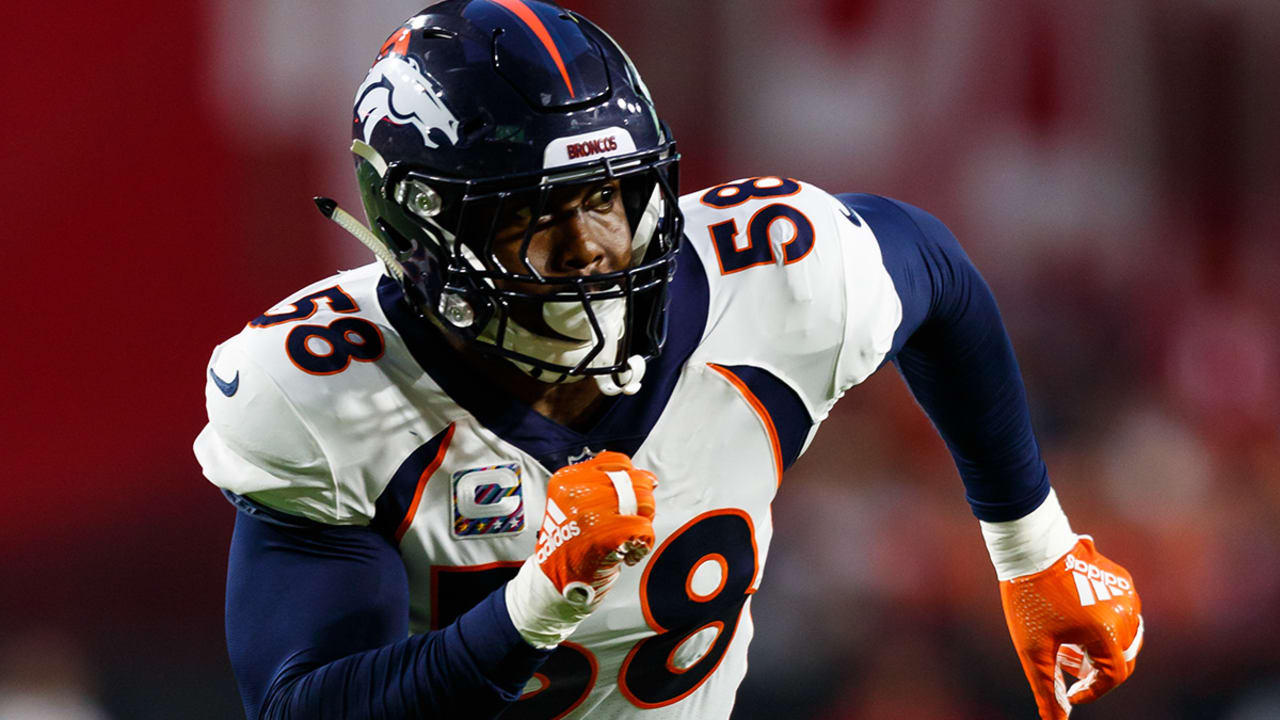 Denver Broncos outside linebacker Von Miller (58) sacks Baltimore