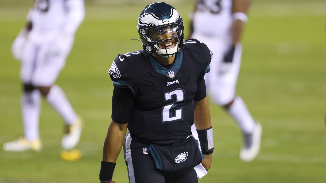 Jalen Hurts helps Eagles beat Saints 24-21