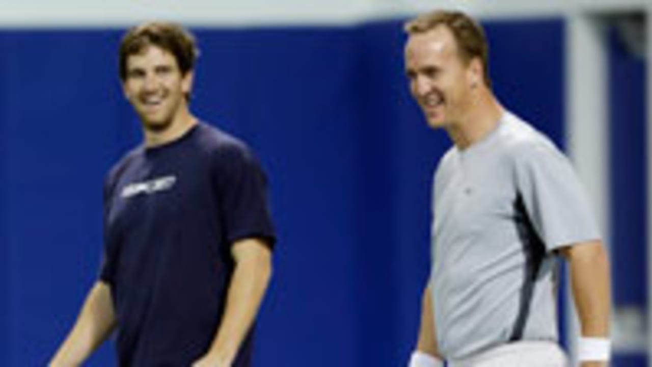 eli-manning-peyton-manning-131413-Spot.jpg