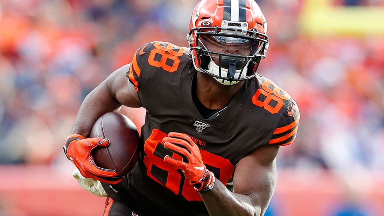 Chicago Bears tight end Demetrius Harris (86) lines up against the