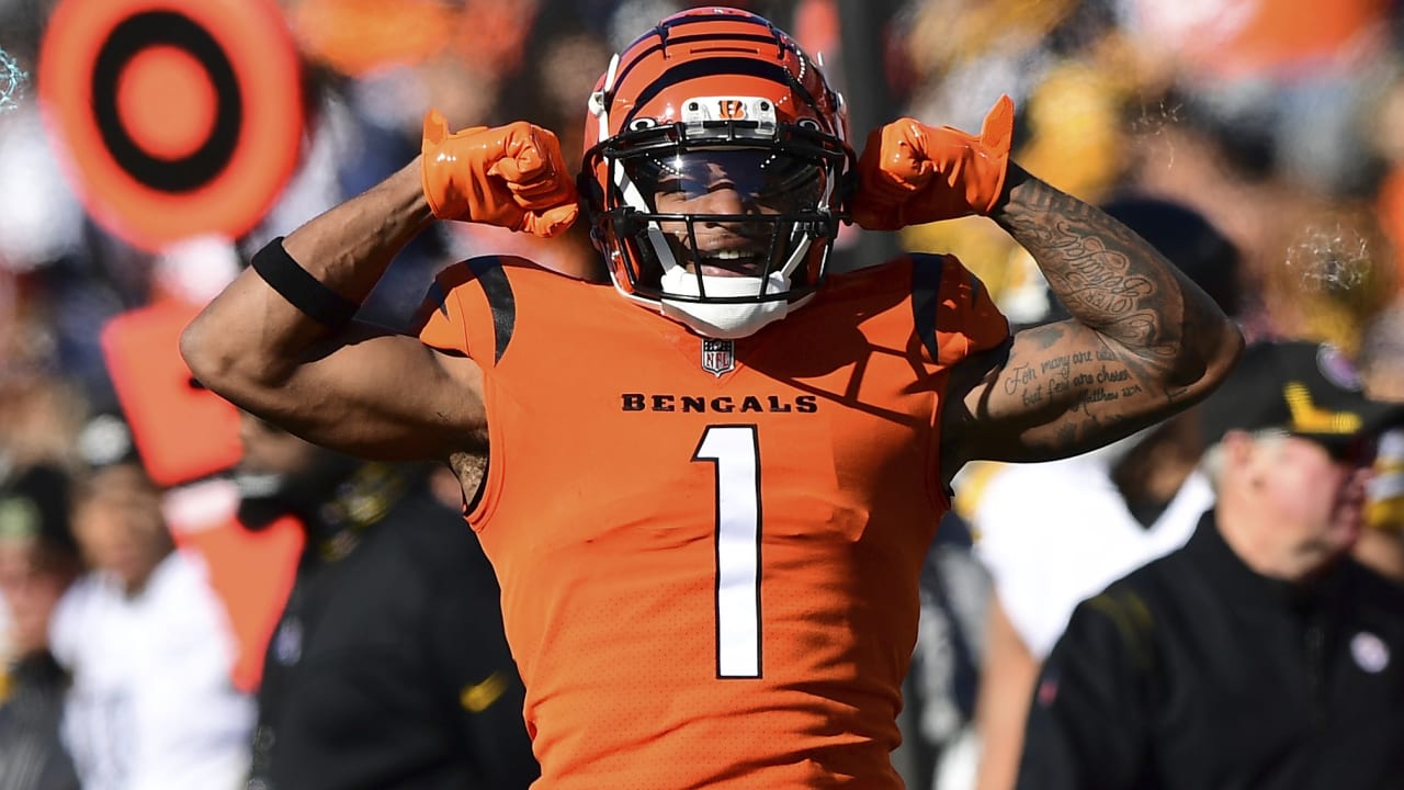 Maryland, USA. 20th Aug, 2021. August 20, 2021: Cincinnati Bengals wide  receiver Ja'Marr Chase (1) warms up before the NFL preseason game between  the Cincinnati Bengals and the Washington Football Team at