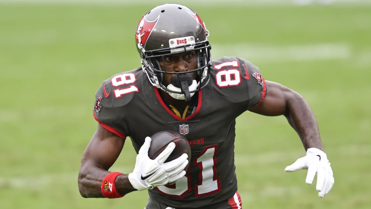 Bucs Want To Re-Sign Antonio Brown