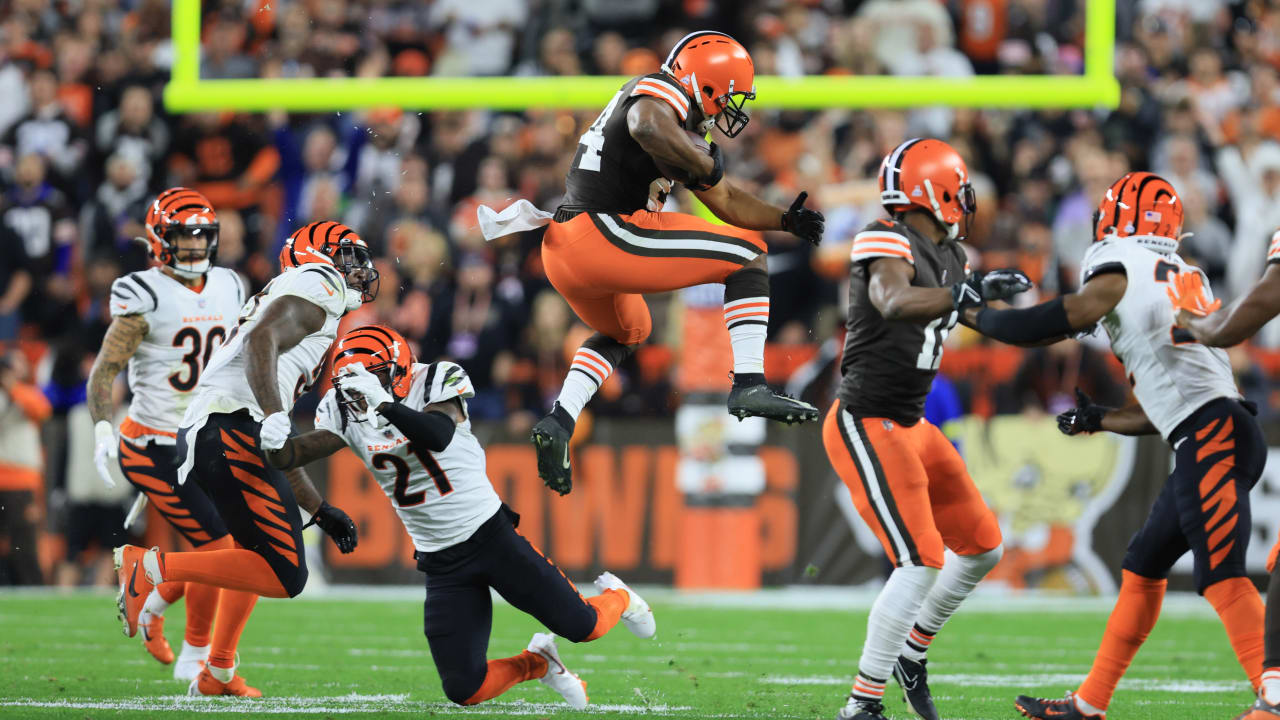 Cleveland Browns running back Nick Chubb's picture-perfect hurdle clears  Cincinnati Bengals defensive back Mike Hilton on 13-yard tote