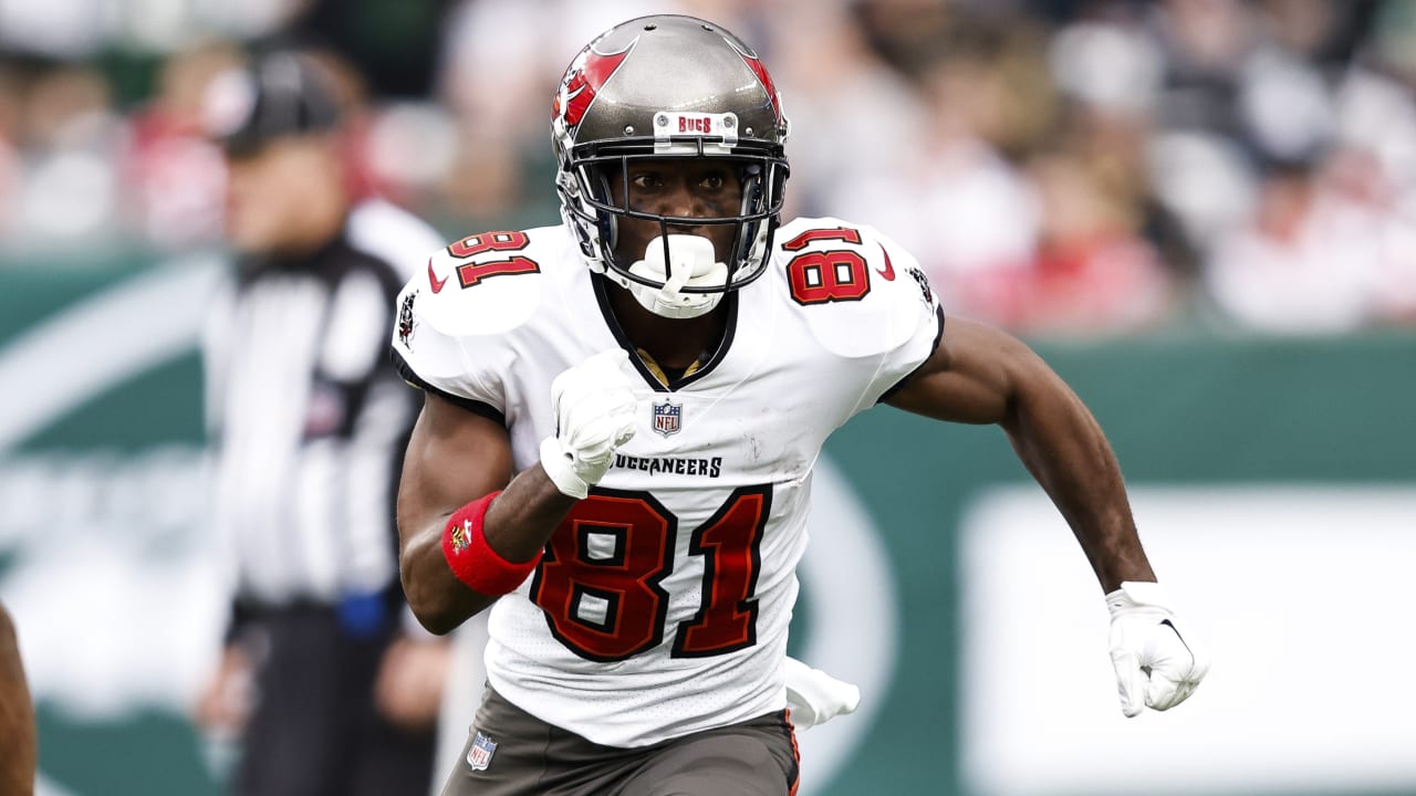 Antonio Brown Quits Buccaneers Team Mid-Game, Removes Pads and Walks Off  Field