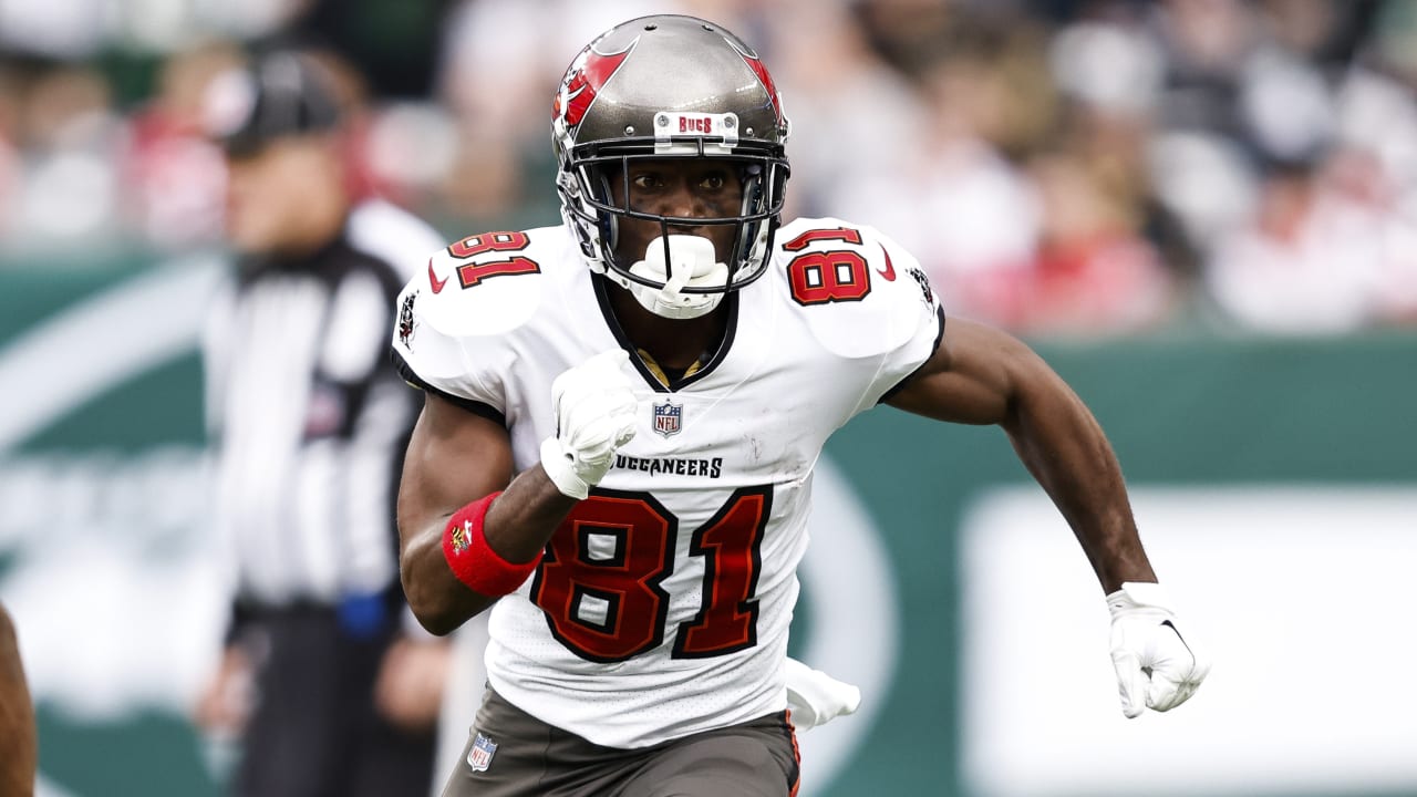 Fallen NFL star Antonio Brown strips shirt mid-game, storms off field