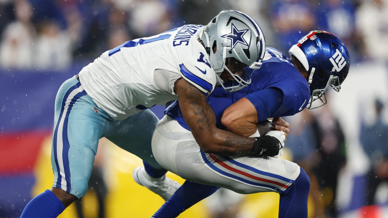 Dallas Cowboys outside linebacker Micah Parsons rushes against the