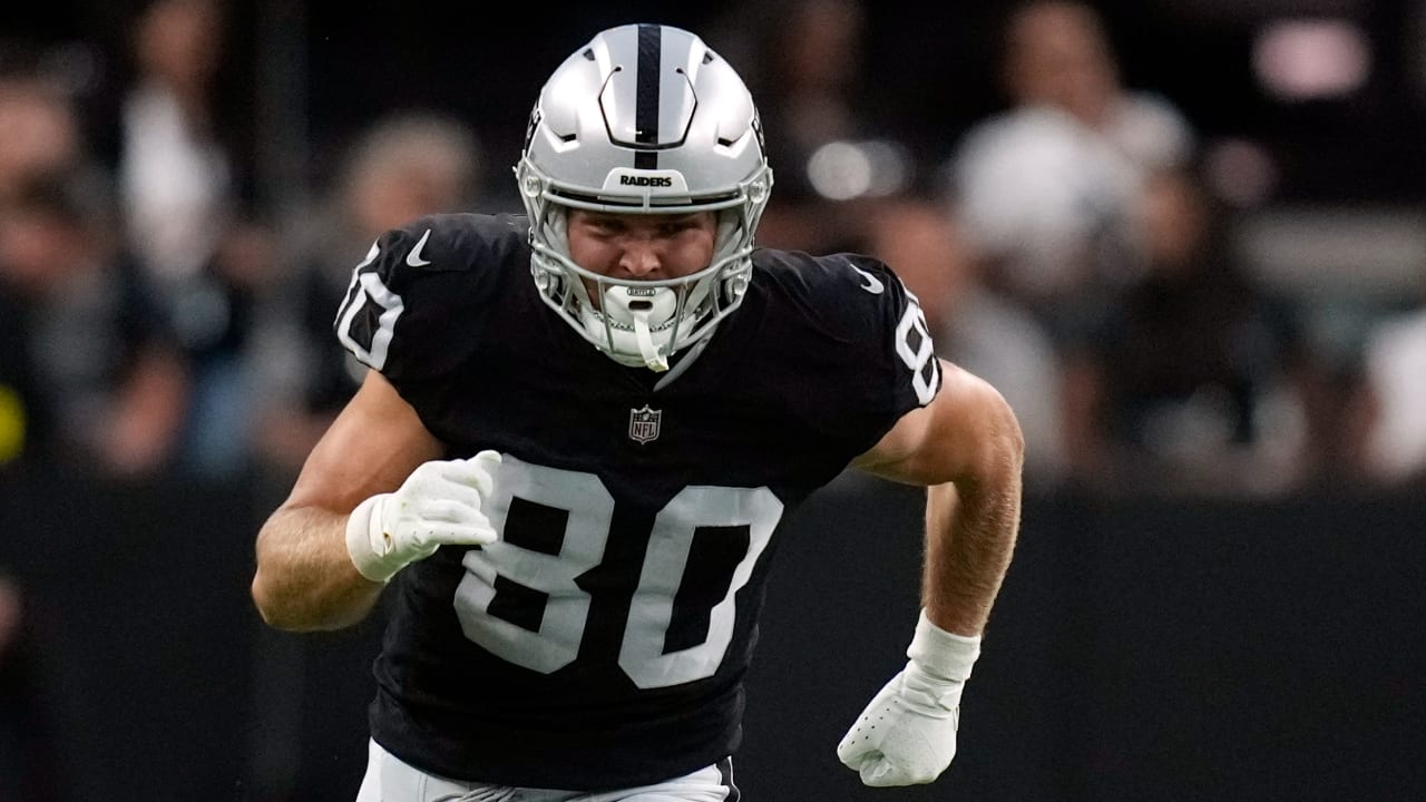 Las Vegas Raiders quarterack Jarrett Stidham locates wideopen Raiders