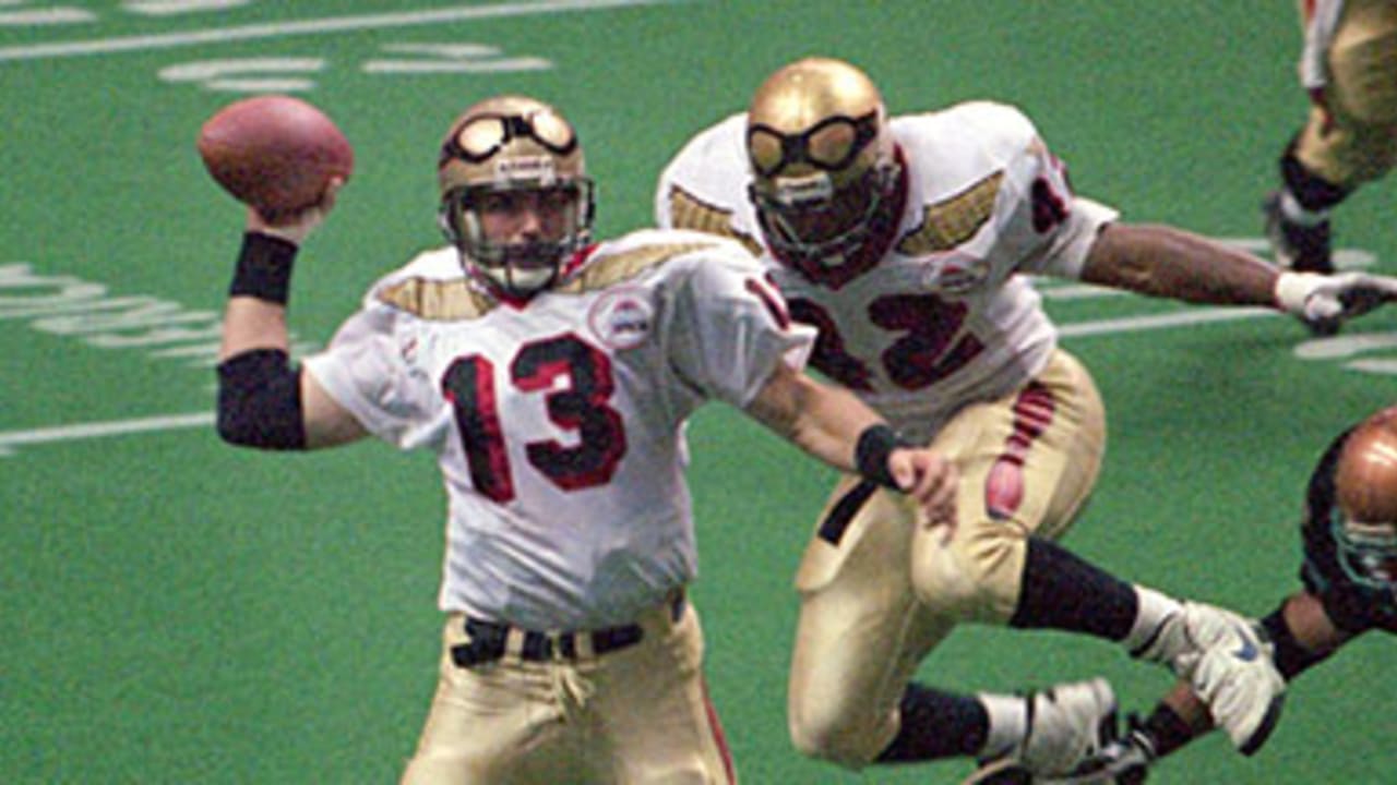 Arena allure: Kurt Warner tossed bombs, dodged beers