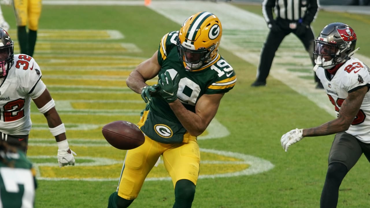 Green Bay Packers QB Aaron Rodgers' two-point pass is dropped by WR Equanimeous St. Brown