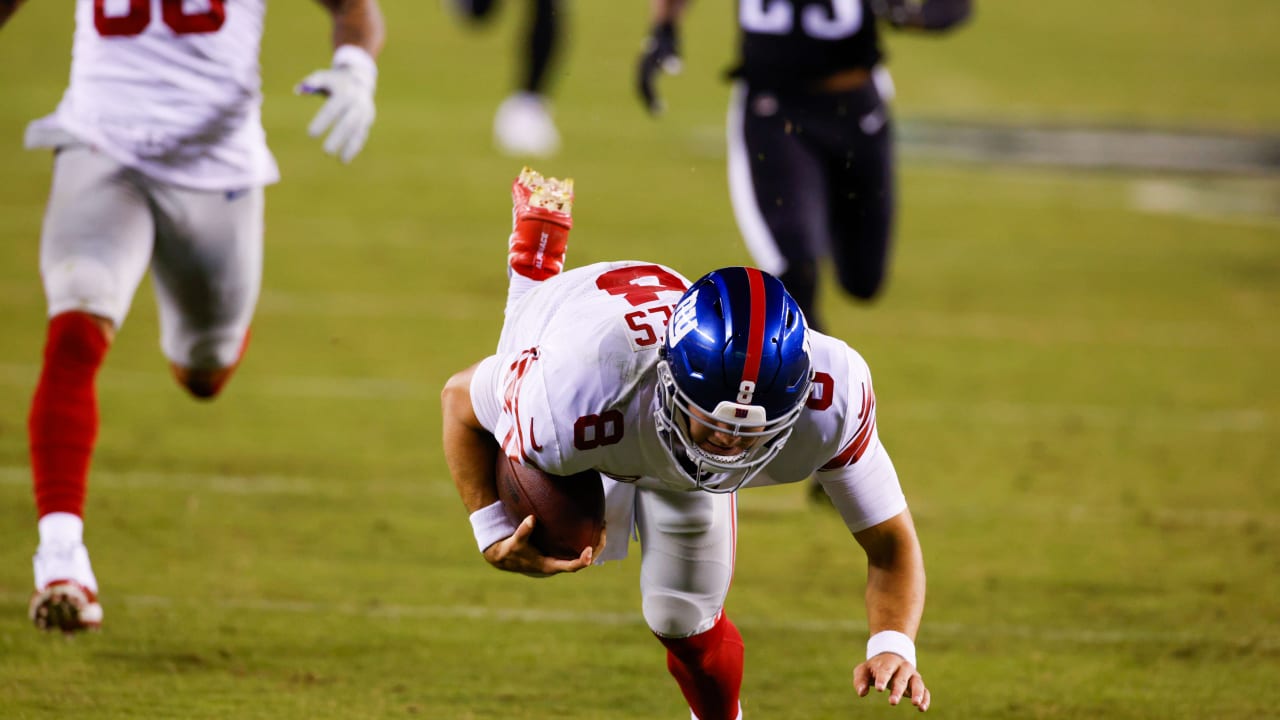 Daniel Jones leads Giants to quick touchdown against Panthers