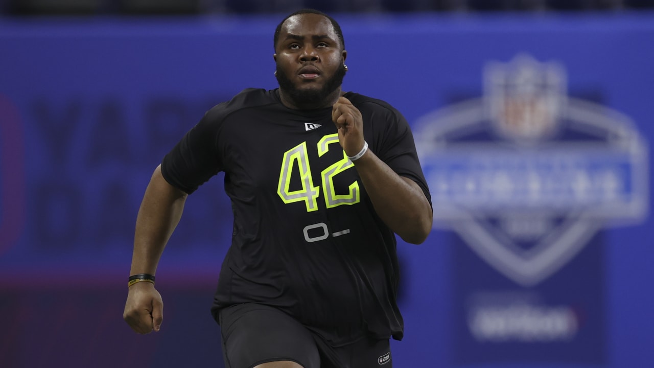 Offensive lineman Tyrese Robinson runs official 5.25-second time in 40-yard  dash at the 2022 combine