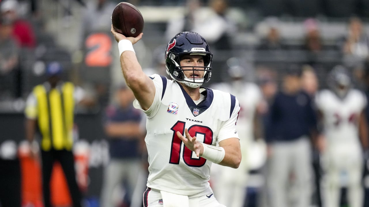 Houston Texans quarterback Davis Mills watches his pass during an NFL  football training camp practice Friday, July 29, 2022, in Houston. (AP  Photo/David J. Phillip Stock Photo - Alamy