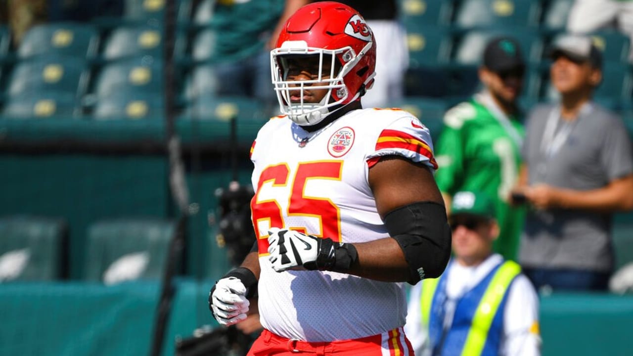 Kansas City Chiefs guard Trey Smith (65) blocks against the Las Vegas  Raiders in an NFL