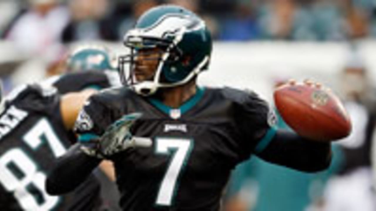 Michael Vick believes that Nick Foles should remain the Eagles