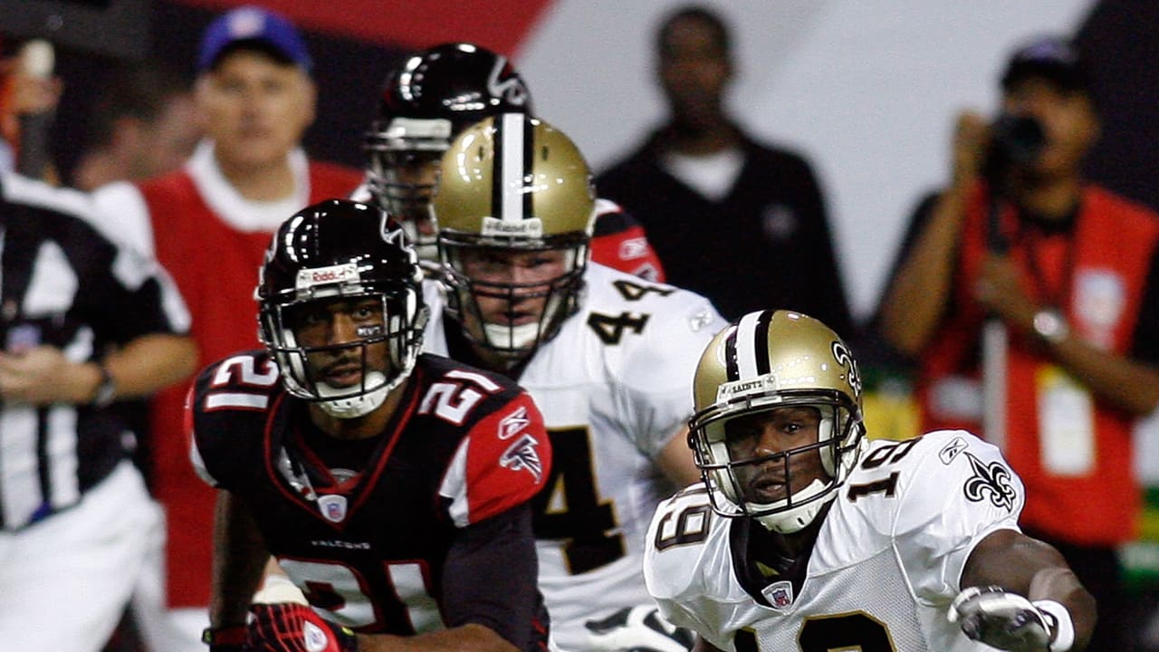 Renaldo Wynn of the New Orleans Saints defends against the Chicago