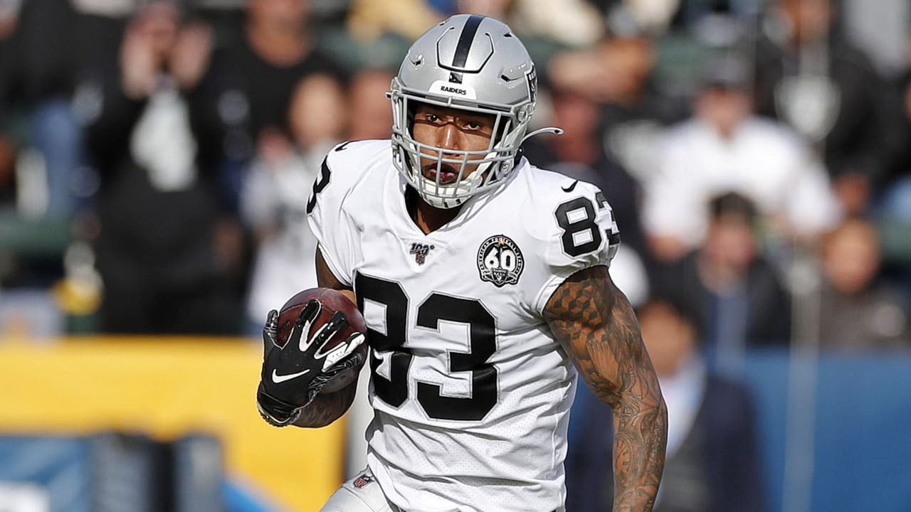 East Rutherford, New Jersey, USA. 6th Dec, 2020. Las Vegas Raiders tight  end Darren Waller (83) in action during the NFL game between the Las Vegas  Raiders and the New York Jets