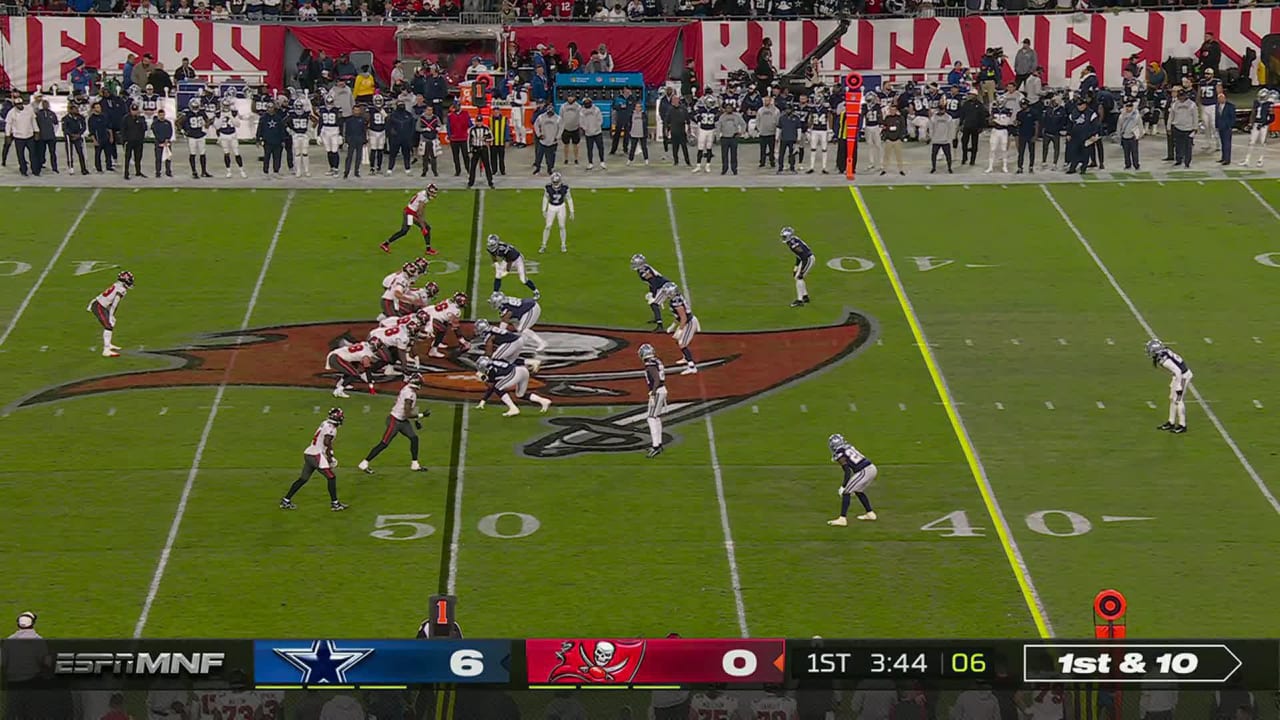 Tampa Bay Buccaneers running back Rachaad White weaves his way through