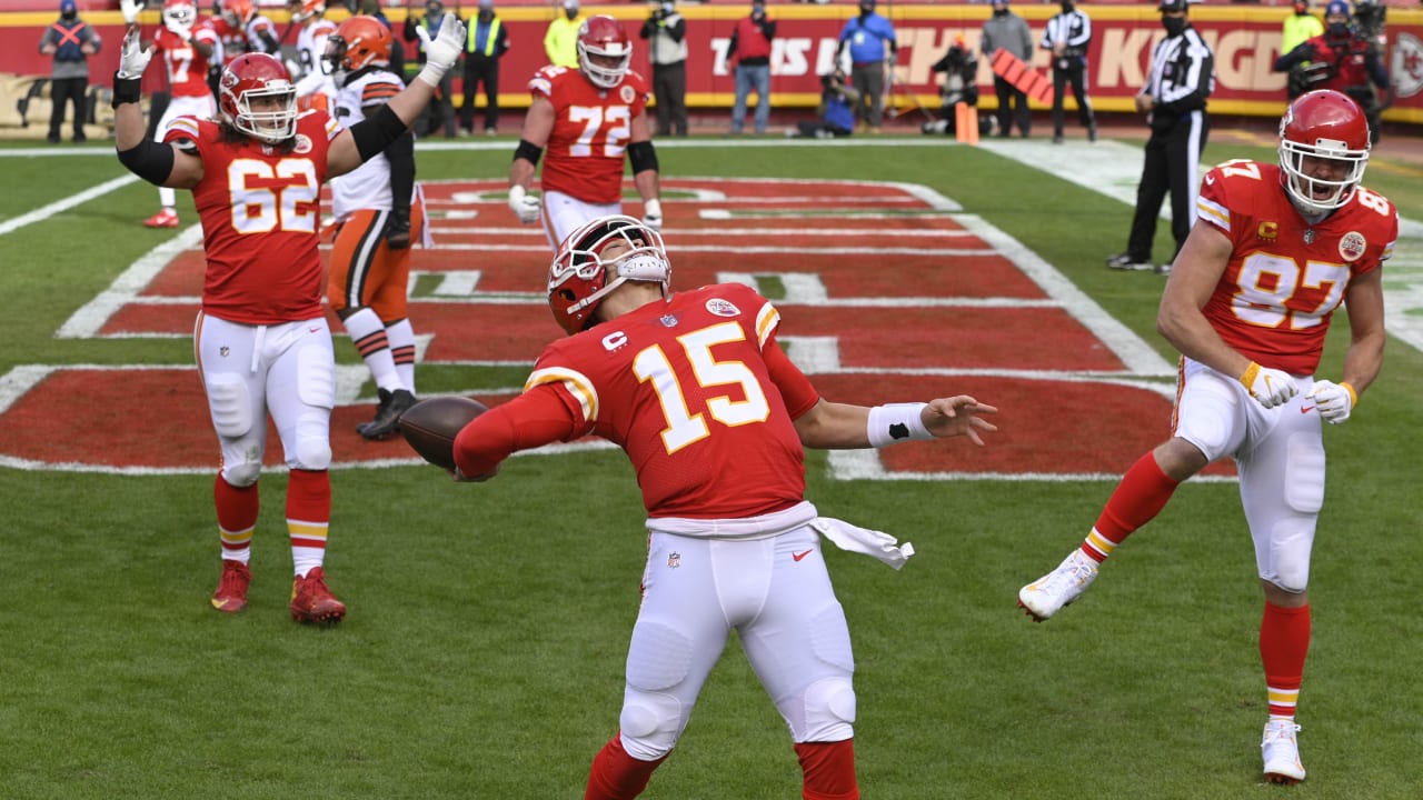 Kansas City Chiefs quarterback Patrick Mahomes (15) throws during an NFL  football game against the Washington Football Team, Sunday, Oct. 17, 2021  in Landover, Md. (AP Photo/Daniel Kucin Jr Stock Photo - Alamy