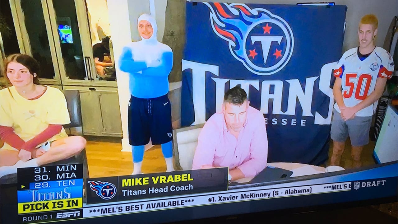 Teens give Titans coach Mike Vrabel unique backdrop during NFL