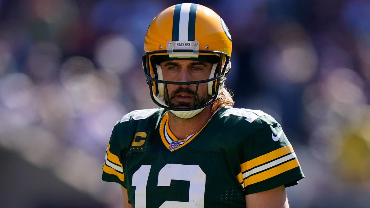 Aaron Rodgers salutes fans at Soldier Field after Packers seal