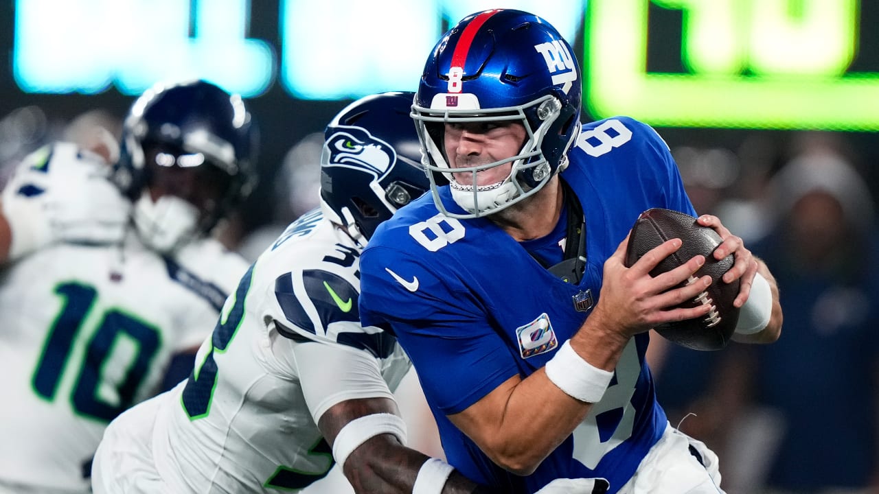 Seattle Seahawks stuff New York Giants quarterback Daniel Jones' attempt at  a quarterback sneak on fourth down