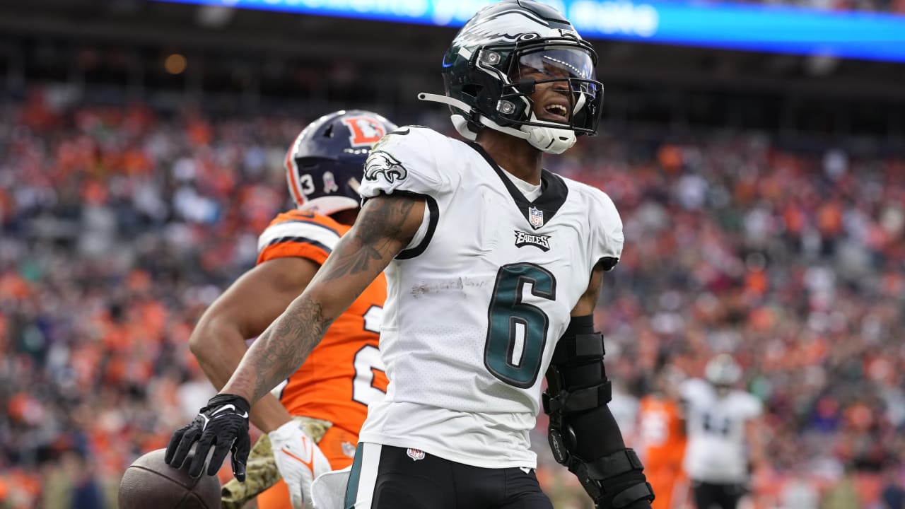 DeVonta Smith shows his speed and hauls in a 60-yard TD from Jalen Hurts on  the second day of Eagles camp