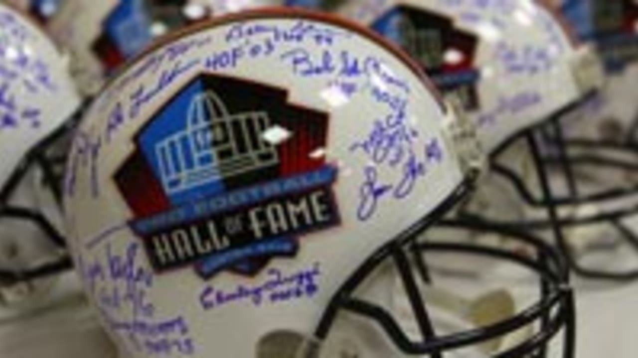 Hall of Famers give back through autograph session