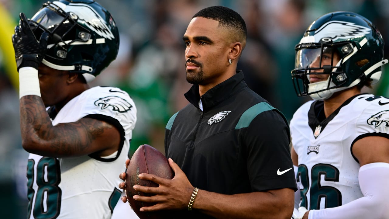 Eagles QB Jalen Hurts surprises young athletes at football game as