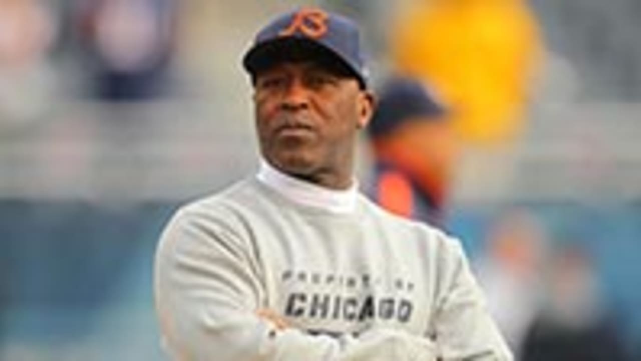 Chicago Bears head coach Lovie Smith (R) talks with cornerback