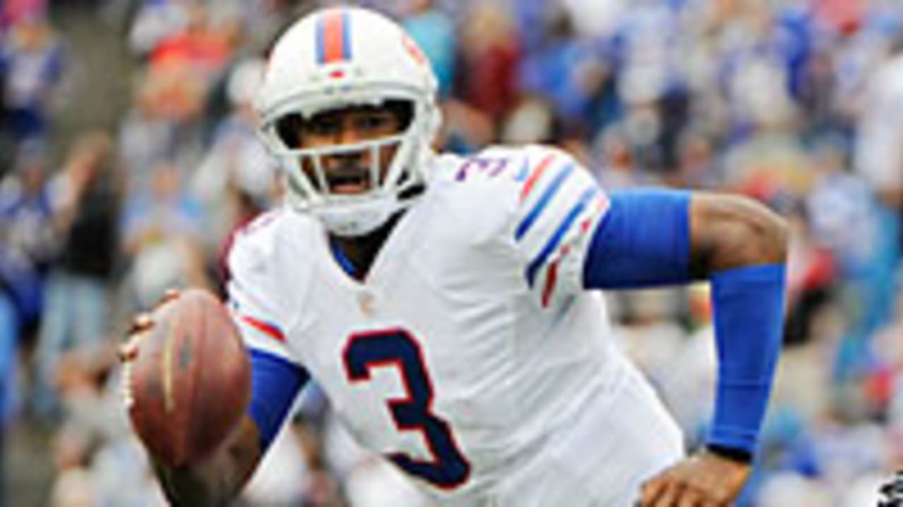 Carolina Panthers Charles Godfrey watches New York Giants Steve