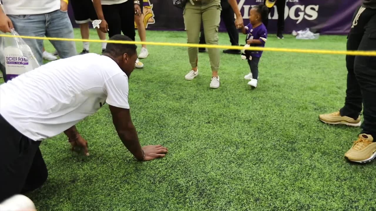 Stefon Diggs plays with daughter during pregame